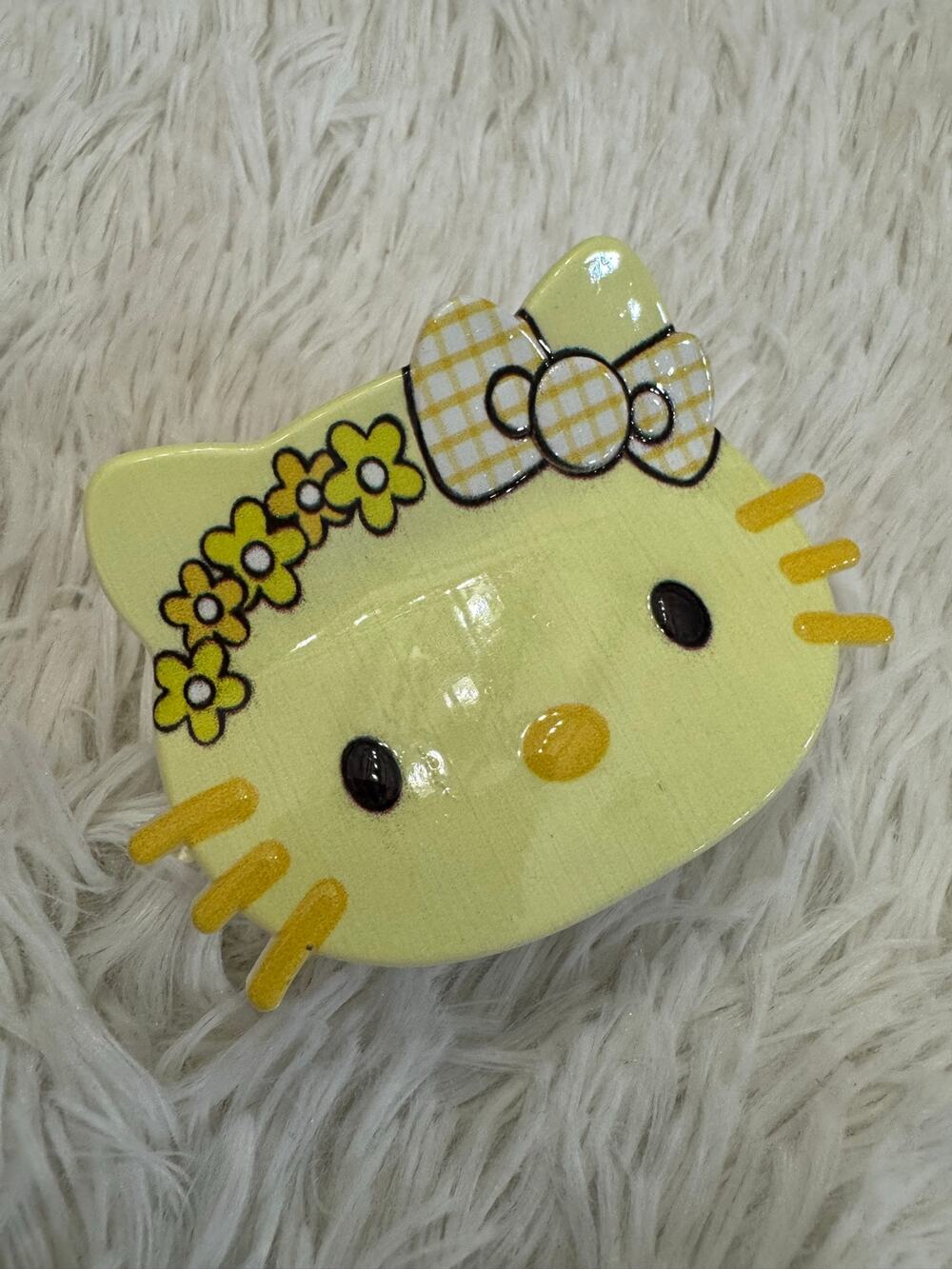 Hello Kitty Sanrio large hair clip claw yellow flowers details and checkered bow